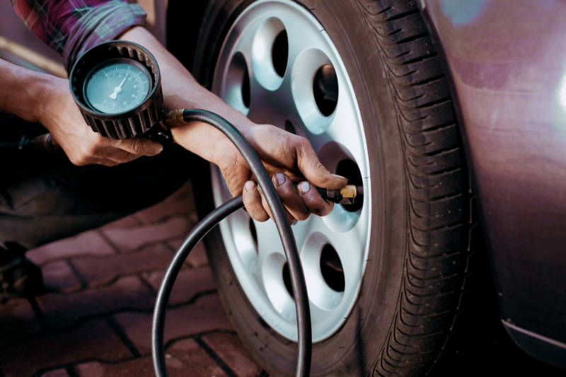 Проверка давления в шинах автомобиля