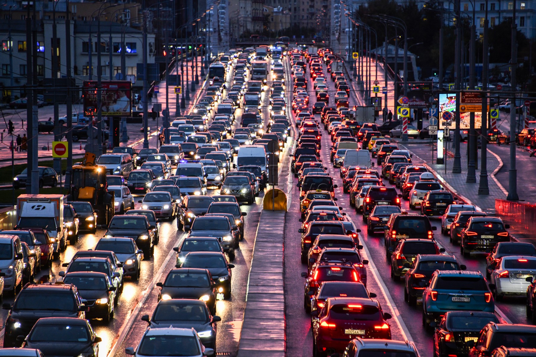 Here traffic. Пробки в Москве. Пробка на дороге. Автомобильный транспорт. Пробки в городе.