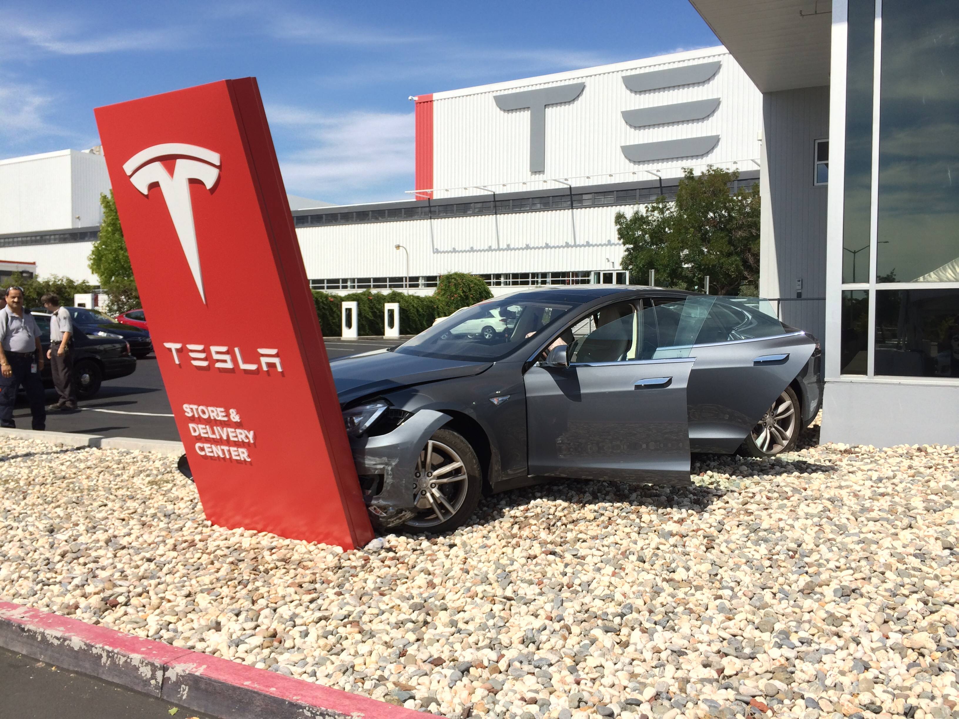 авария с автомобилем Tesla
