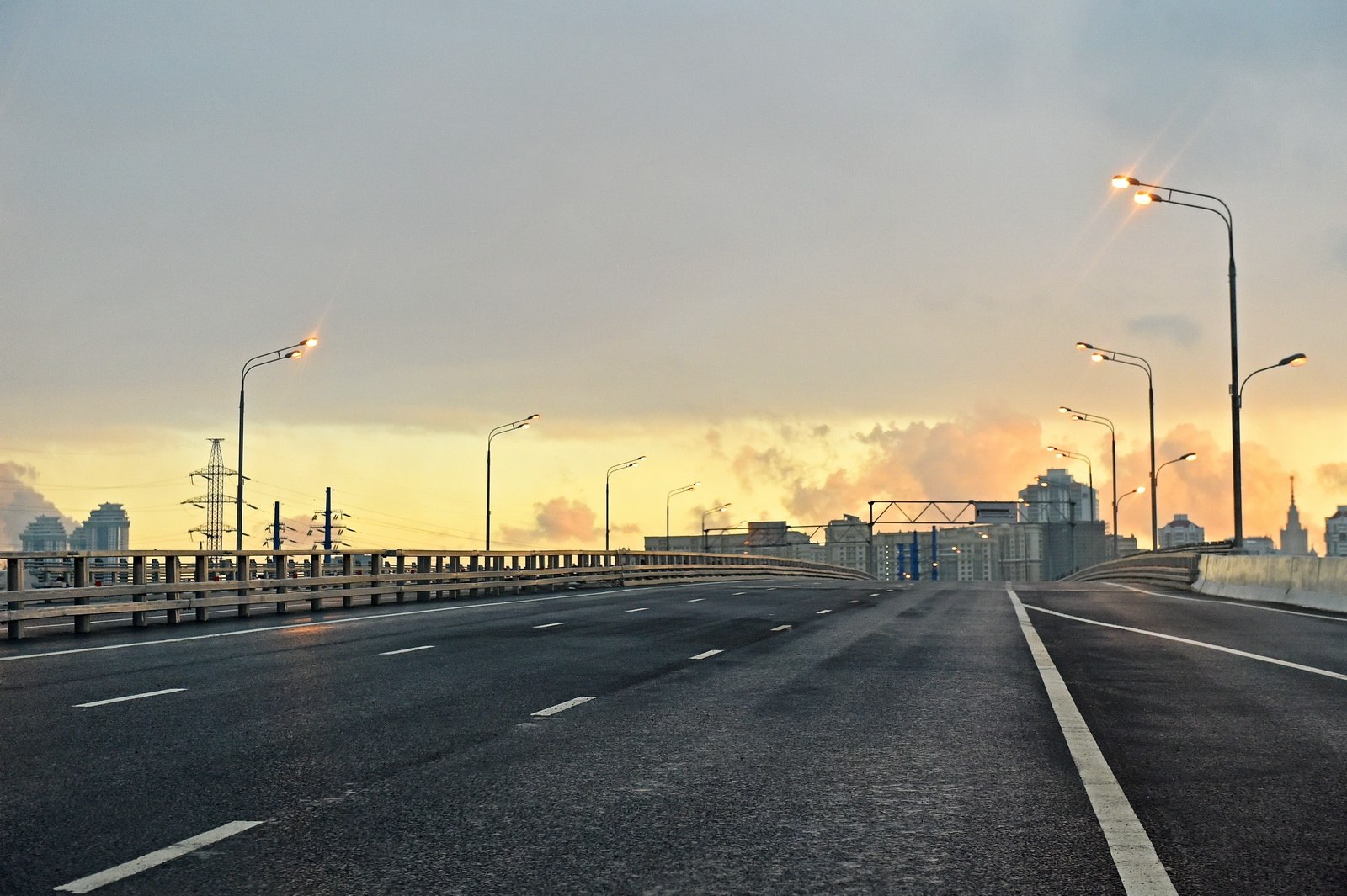 Пустая дорога в Москве