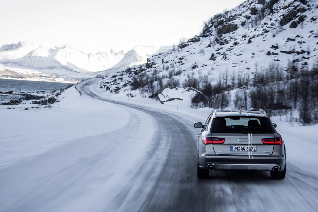 Машина на трассе в горах зимой